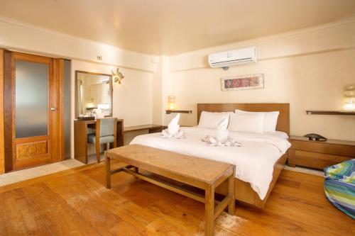 長灘島的住宿－Mayumi Beach Villa，一间卧室配有一张大床和一张桌子