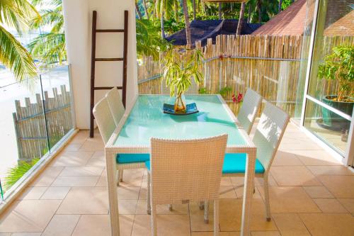 Balkón nebo terasa v ubytování Mayumi Beach Villa