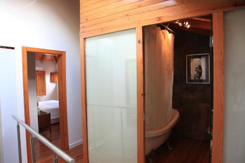 ein Badezimmer mit einer Glastür und einer Badewanne in der Unterkunft São Vicente House in Lissabon