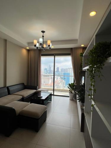 un soggiorno con divano e una grande finestra di #GoldView, 80m2-2Bed2WC. View Bitexco.Full Furniture ad Ho Chi Minh