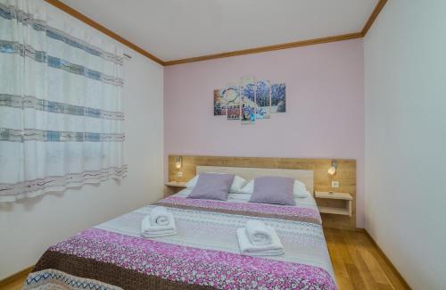 En eller flere senge i et værelse på Apartments Prendivoj