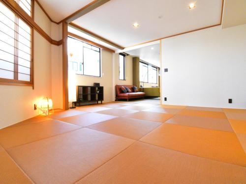 uma sala de estar vazia com um sofá e janelas em The Garden Place Hiroshima - Vacation STAY 89703v em Hiroshima
