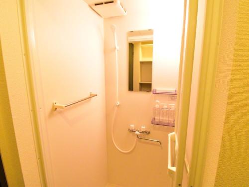 uma casa de banho com um chuveiro e um WC com um espelho. em The Garden Place Hiroshima - Vacation STAY 89703v em Hiroshima