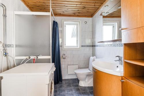 y baño con lavabo, aseo y bañera. en Cottage with its own sandy beach near Vimmerby, en Vimmerby