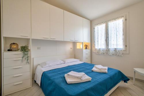 Ένα ή περισσότερα κρεβάτια σε δωμάτιο στο Baia delle mimose vista mare