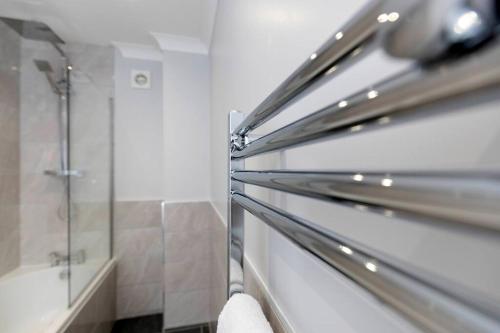 La salle de bains est pourvue d'une douche à l'italienne et d'une cabine de douche en verre. dans l'établissement Modern 2 BR perfect for family friends and workers, à South Shields