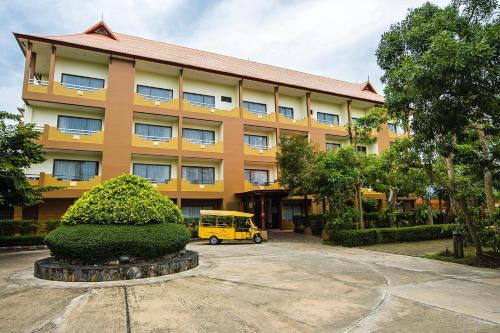 a yellow van parked in front of a building at Baan Grood Arcadia Resort & Spa in Ban Krut