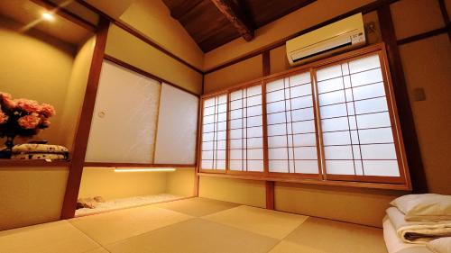京都東雲夏~距京都站900米步行12分、近鄰東寺站150米步行2分，三室一廳兩衛浴二層獨棟~最多可住9人的一间房间,房间内设有窗户