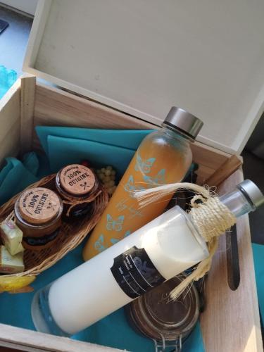 - une boîte en bois avec une bouteille de savon et des biscuits dans l'établissement La Clef du Bonheur - 9 Min de Disney Jardin privatif, à Bailly-Romainvilliers