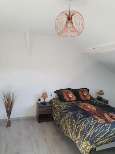 a bedroom with a bed and two lamps on a table at App 2 ch, spacieux et lumineux in Limoges