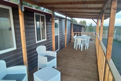 eine Terrasse mit einem Tisch und Stühlen auf einem Haus in der Unterkunft Chalet Spanora in Crocicchie