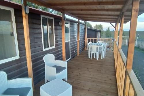 una terrazza con tavolo e sedie su una casa di Agri Homes Spanora a Crocicchie
