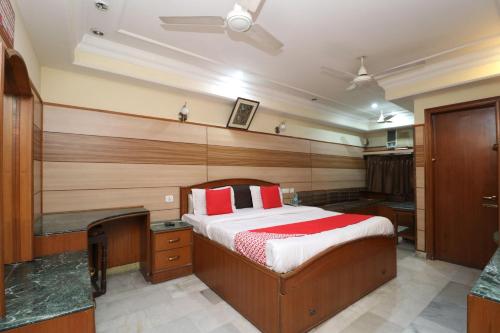 a bedroom with a bed and a desk in a room at OYO Flagship Vivek International Hotel in Jalandhar