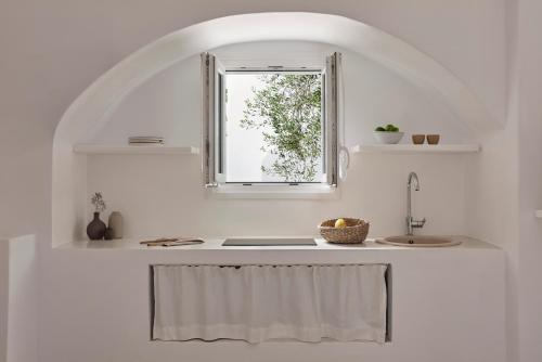 una cucina con lavandino e finestra di Iliana Olive Branch ad Adámas