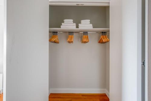 een kast met witte muren en een plank met keukengerei bij Midtown 2br w elevator wd nr entertainment NYC-1227 in New York