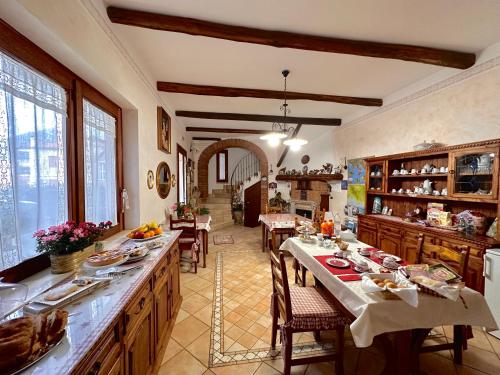 a large kitchen with a long table and chairs at Il ritrovo delle Volpi in Agerola