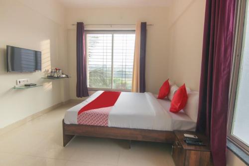 Un pat sau paturi într-o cameră la Hotel Felicita Airport Inn