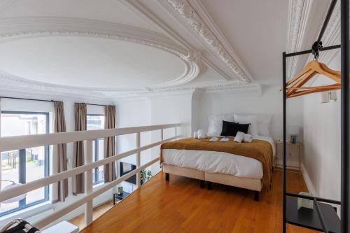 ブリュッセルにあるSweet Inn - Rue Des Chartreuxの格天井のベッドルーム1室(ベッド1台付)