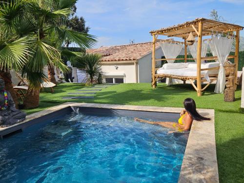 Kolam renang di atau dekat dengan Ô Balinais mini villa avec spa et piscine privative Marseille