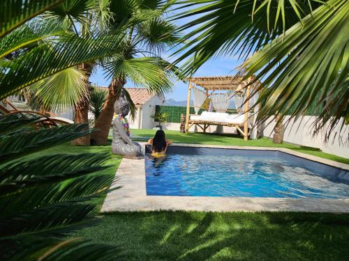Kolam renang di atau dekat dengan Ô Balinais mini villa avec spa et piscine privative Marseille