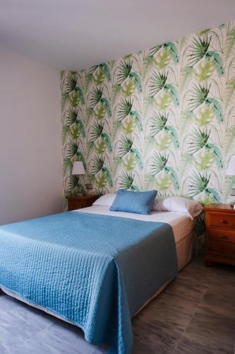 a bedroom with a bed with a floral wallpaper at Hotel Isla Menor in Dos Hermanas