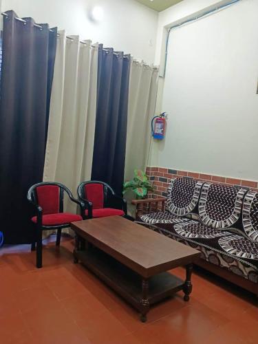 Χώρος καθιστικού στο Krishna Kunj Homestay & Resort Ayodhya