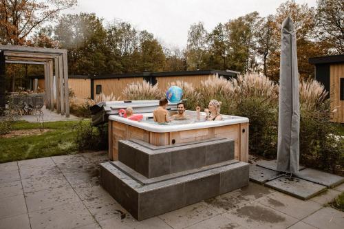 Κήπος έξω από το Mooi Twente Lodges - privé Spa en sauna