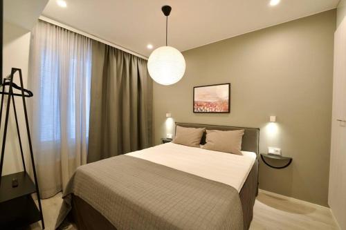 Postel nebo postele na pokoji v ubytování 1 Bedroom Master Suite w Sauna - Downtown