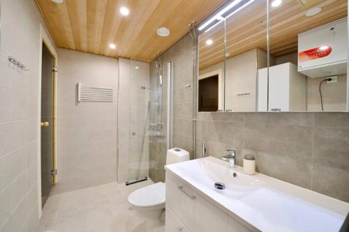 Koupelna v ubytování 1 Bedroom Master Suite w Sauna - Downtown