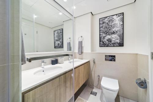 Koupelna v ubytování VayK - Beautifully Upgraded Two Bedroom in Dubai Hills