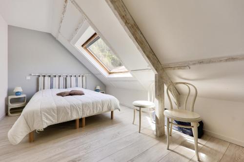 a bedroom with a bed and a skylight at Séjour tout confort à St Gildas de Rhuys in Saint-Gildas-de-Rhuys