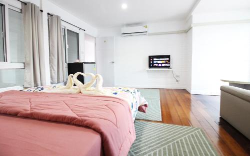 1 dormitorio con 1 cama con manta rosa en Room in Guest room - Baan Khunphiphit Homestay no2322, en Phra Nakhon Si Ayutthaya