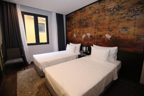 Un pat sau paturi într-o cameră la Shoptel Wyndham Lynn Times Thanh Thủy