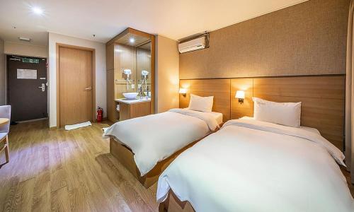 Ένα ή περισσότερα κρεβάτια σε δωμάτιο στο Incheon Wolmido Stellamaris Hotel
