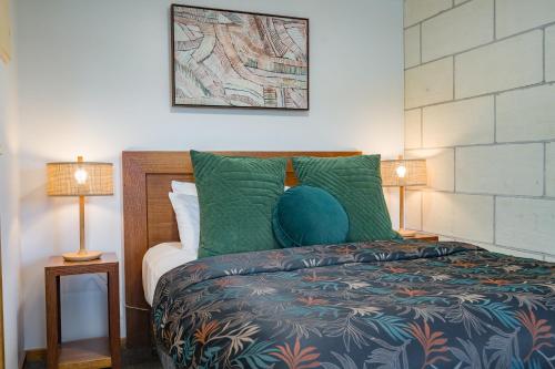 Ein Bett oder Betten in einem Zimmer der Unterkunft Loch Ard Motor Inn