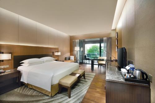 Postel nebo postele na pokoji v ubytování Hilton Wuhan Optics Valley