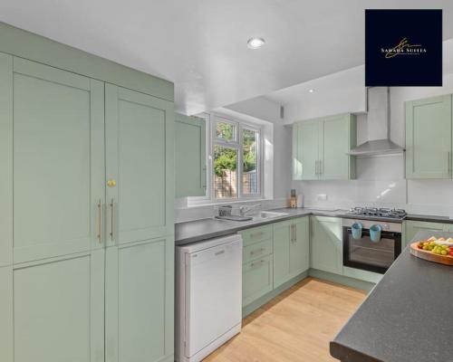 Η κουζίνα ή μικρή κουζίνα στο Luxury 6 bed 6 En-suite - Free Parking Reading