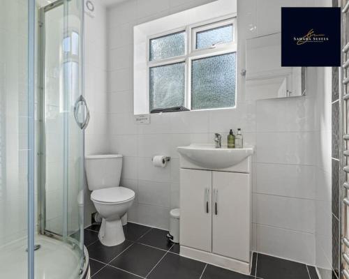 Ένα μπάνιο στο Luxury 6 bed 6 En-suite - Free Parking Reading