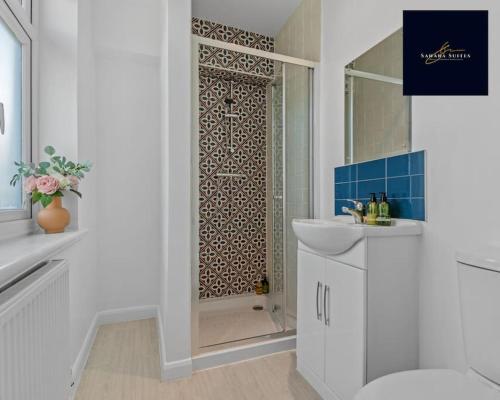 uma casa de banho com um chuveiro, um WC e um lavatório. em Luxury 6 bed 6 En-suite - Free Parking Reading em Reading