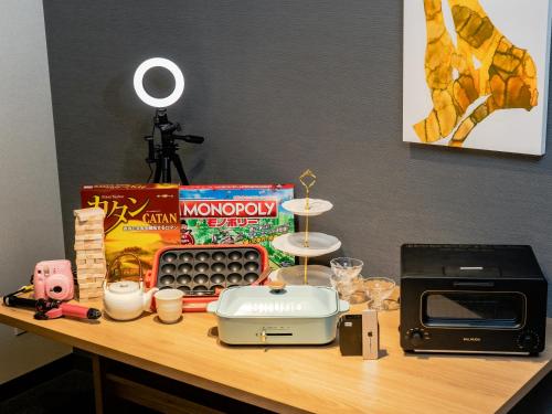 a table with a microwave and a box of food at MIMARU Tokyo Shinjuku West in Tokyo