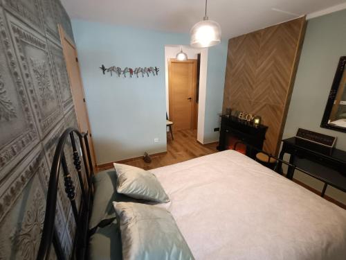 ein Schlafzimmer mit einem Bett und einem Klavier in der Unterkunft LOS PEPINOS ( mi lugar favorito ) in Zamora