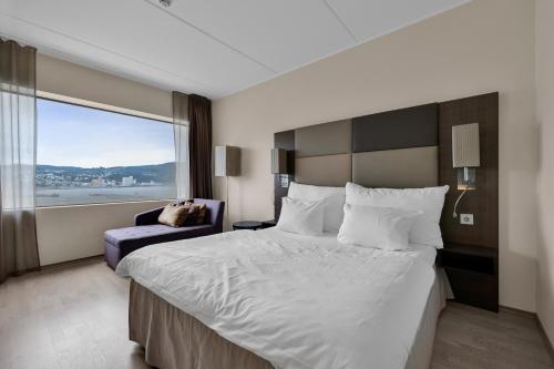 Habitación de hotel con cama grande y ventana en Clarion Hotel Trondheim, en Trondheim