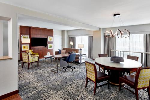 Телевизор и/или развлекательный центр в Sheraton Indianapolis Hotel at Keystone Crossing