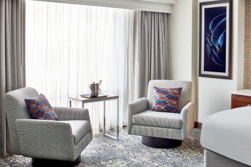 Гостиная зона в Sheraton Indianapolis Hotel at Keystone Crossing