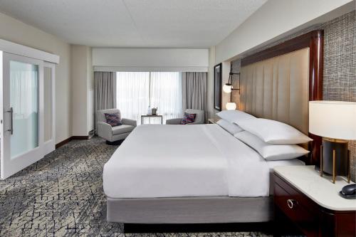 Кровать или кровати в номере Sheraton Indianapolis Hotel at Keystone Crossing