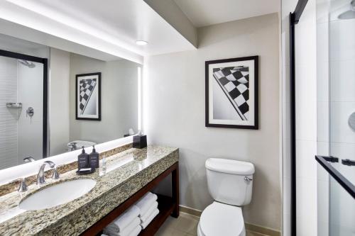 Ванная комната в Sheraton Indianapolis Hotel at Keystone Crossing