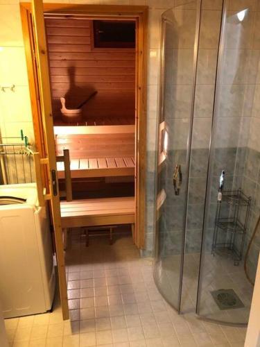 Kylpyhuone majoituspaikassa Kotimaailma - Kodikas iso kolmio saunalla Vantaalla
