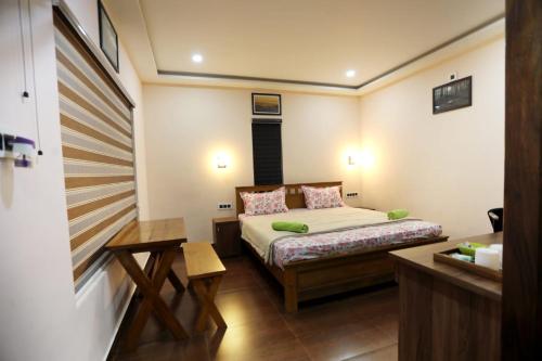 - une petite chambre avec un lit et un bureau dans l'établissement Agronest Farm by LivingStone, à Sultan Bathery