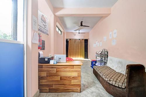 a room with a bed and a desk in a room at OYO Flagship 87255 Seema Stays Inn in Thākurdwari