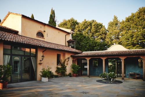 a house with a patio and a courtyard at Villa Liverzano in Brisighella
